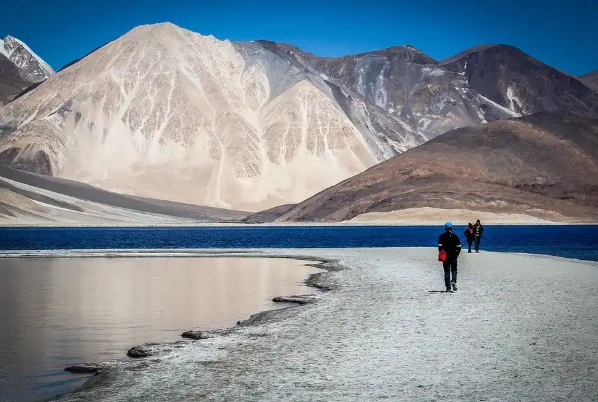 wisata-ladakh-dengan-panorama-pegunungan-himalaya
