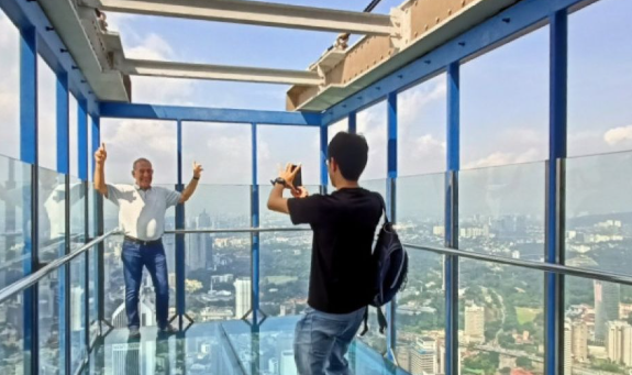 menikmati-keindahan-kota-dari-kl-tower-sky-deck