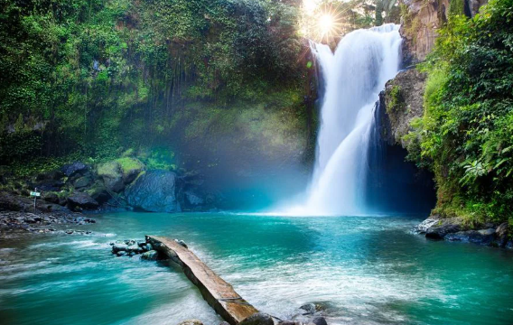 relaksasi-alami-di-tegenungan-waterfall