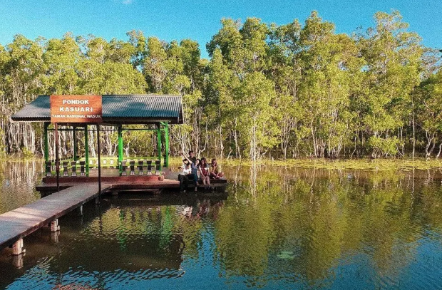 Menjelajah Wisata Alam dan Satwa Khas Meraukev