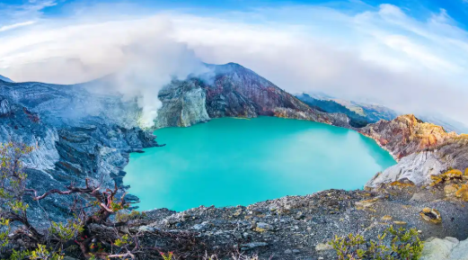 Review Wisata Alam Kawah Ijen Pesona Api Biru Dan Danau Asam