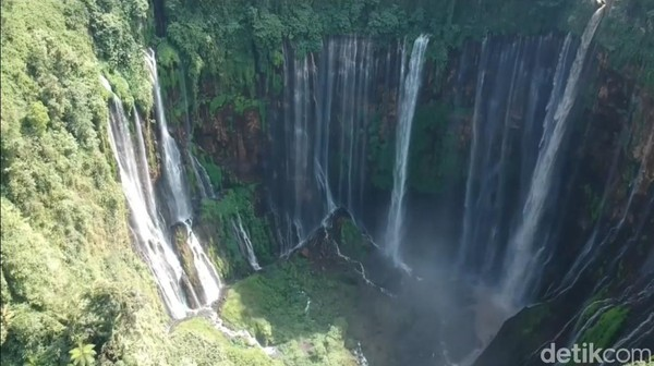 Kemegahan Air Terjun Tumpak Sewu tirai air seribu pesona