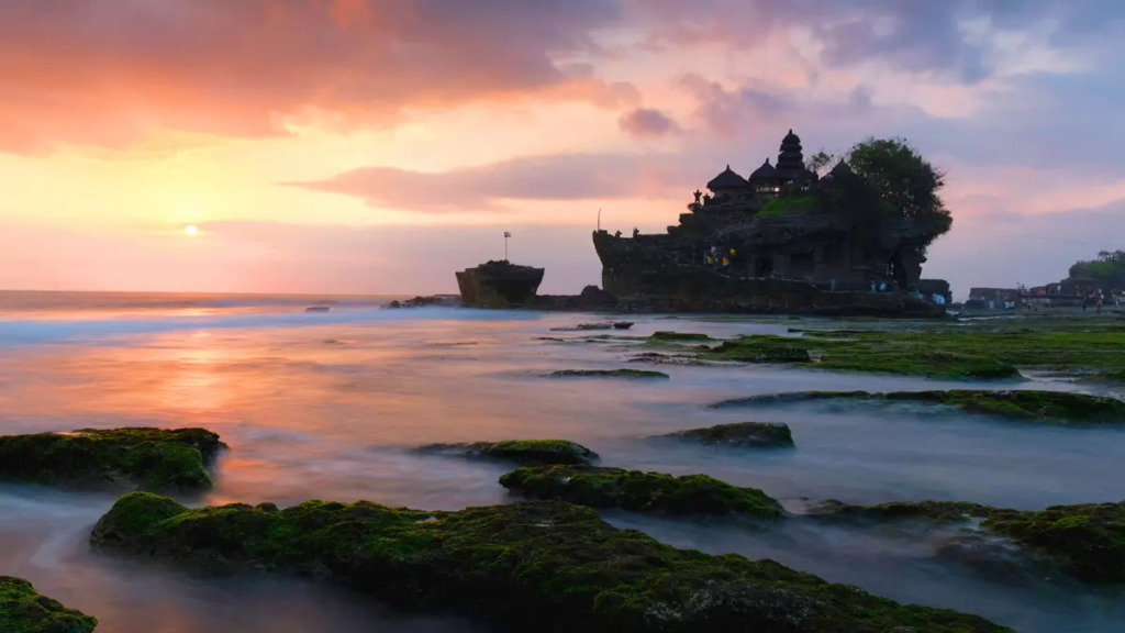 Review Wisata Tanah Lot Bali Momen Sunset Paling Indah